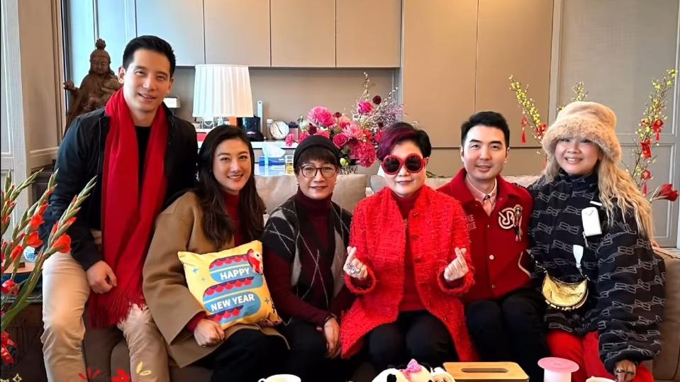 鄭欣宜蛇年陪契媽拜年 笑容燦爛