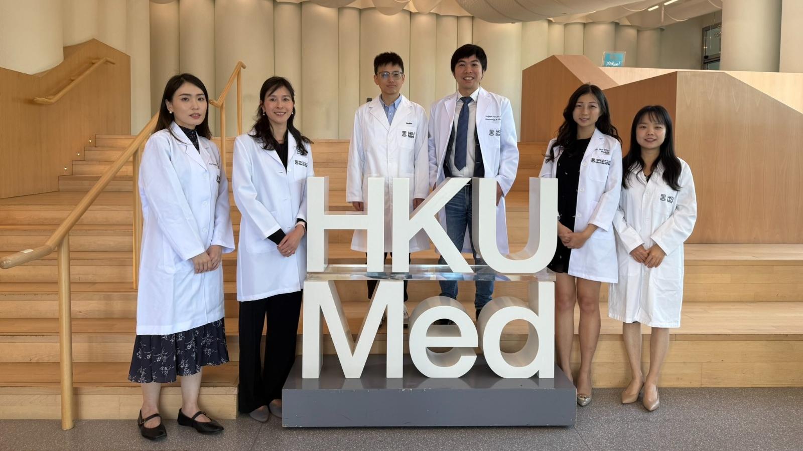 港大醫學院黎子駿教授（右三）領導的研究團隊利用大數據分析，首證服抗精神病藥氯氮平導致血癌發病風險極低，臨床應用安全。