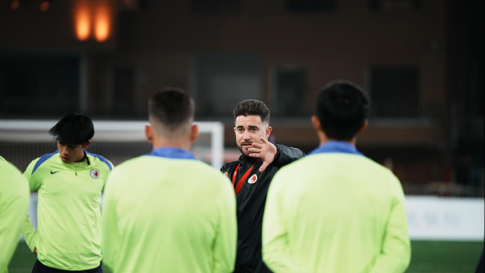 香港青年隊教練戴雅諾帶領港隊出戰省港盃。(香港足總圖片)