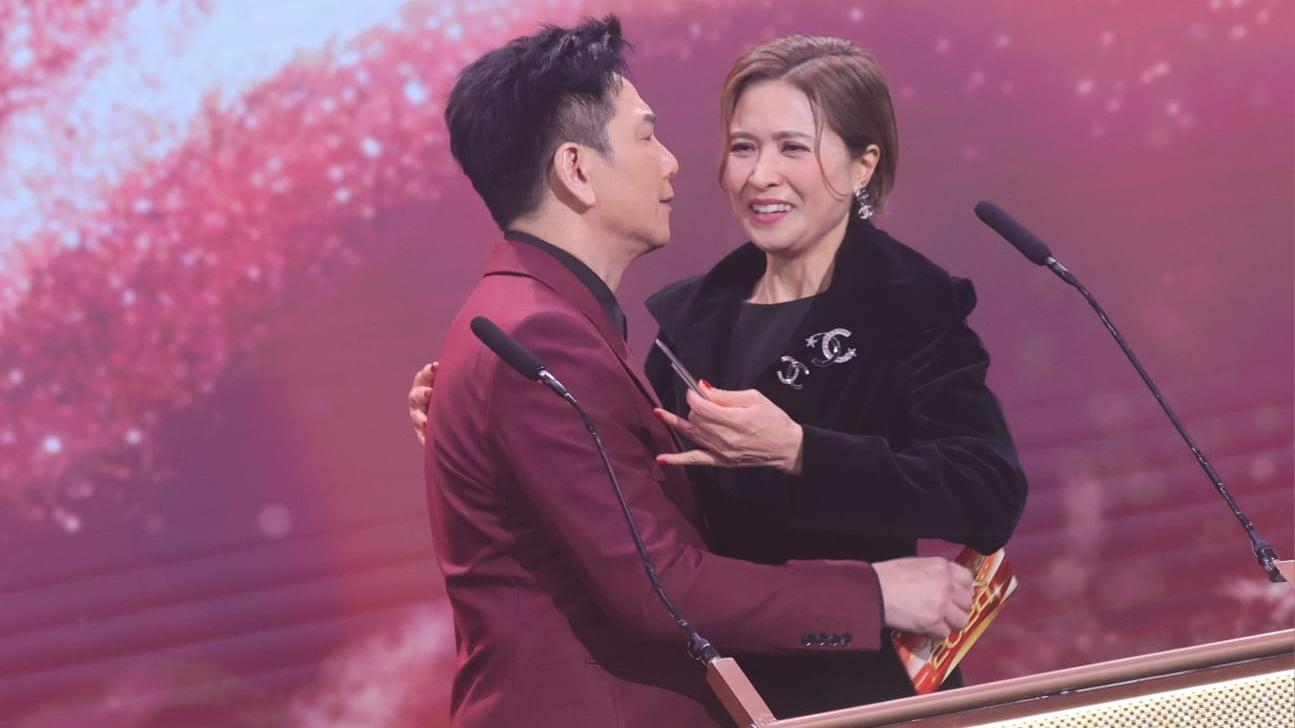萬千星輝頒獎典禮2024｜溫兆倫擁抱邵美琪 送金牌預祝女方60歲生日