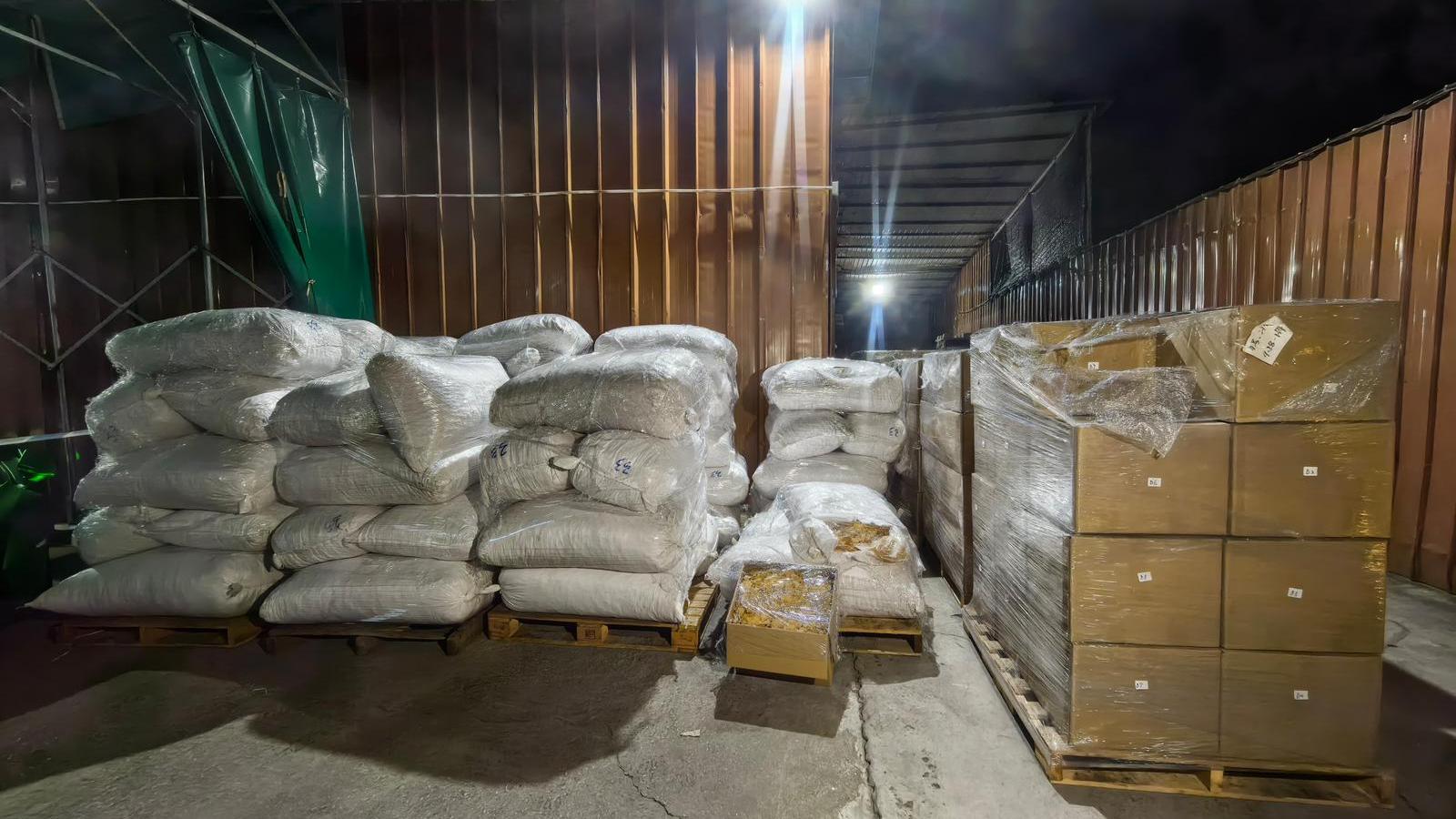 葵涌工廈周日晚失4.7噸花膠  警閃電拘5人 起回3.5噸失物