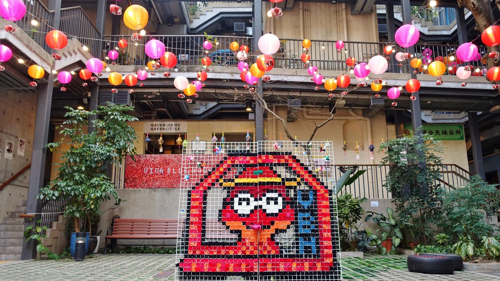  藍屋設有蛇年卡通大型手織品（聖雅各福群會提供）