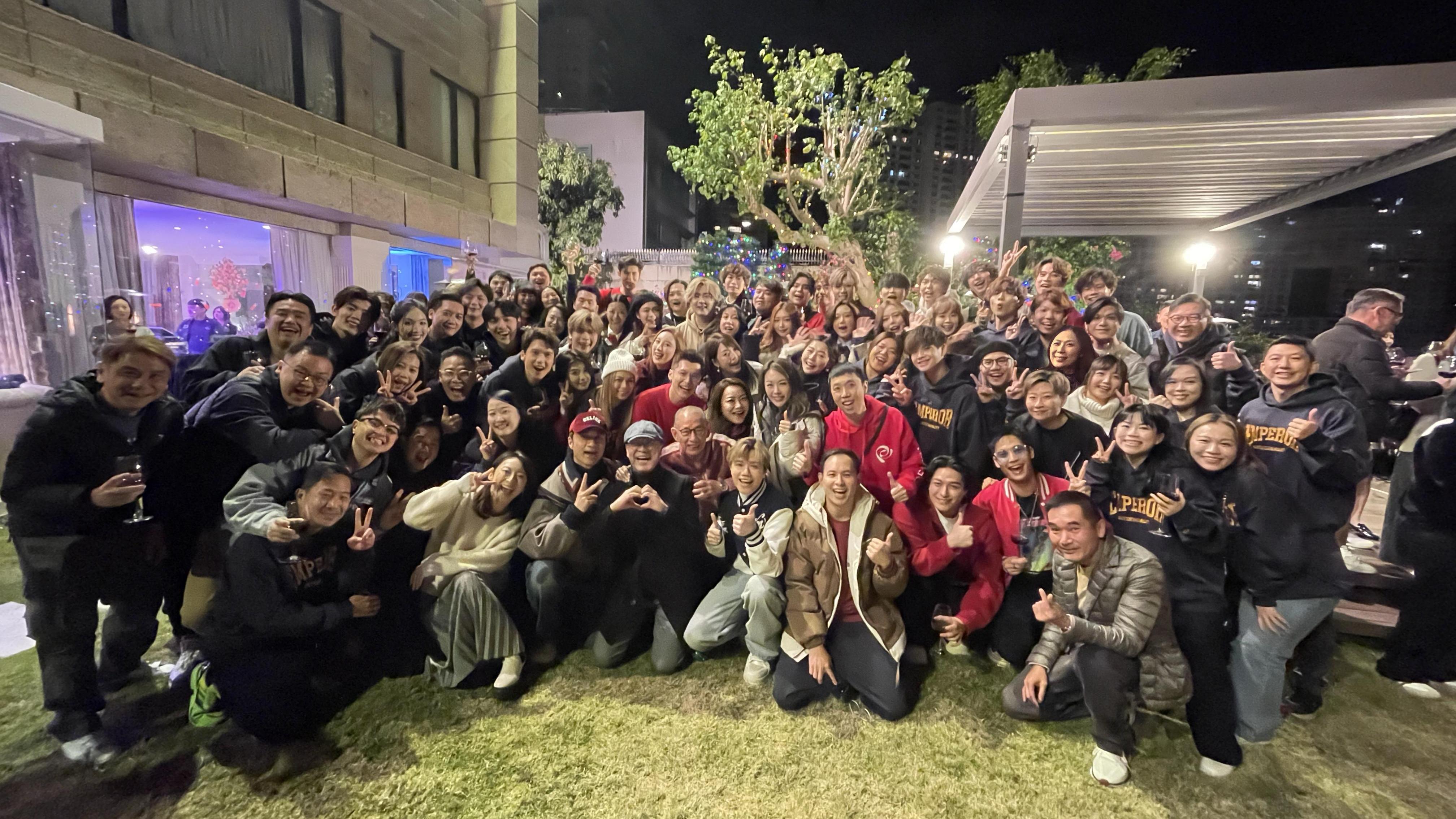 楊受成招呼英皇上下到大宅團年 歐陽震華企係老闆隔離勁得寵