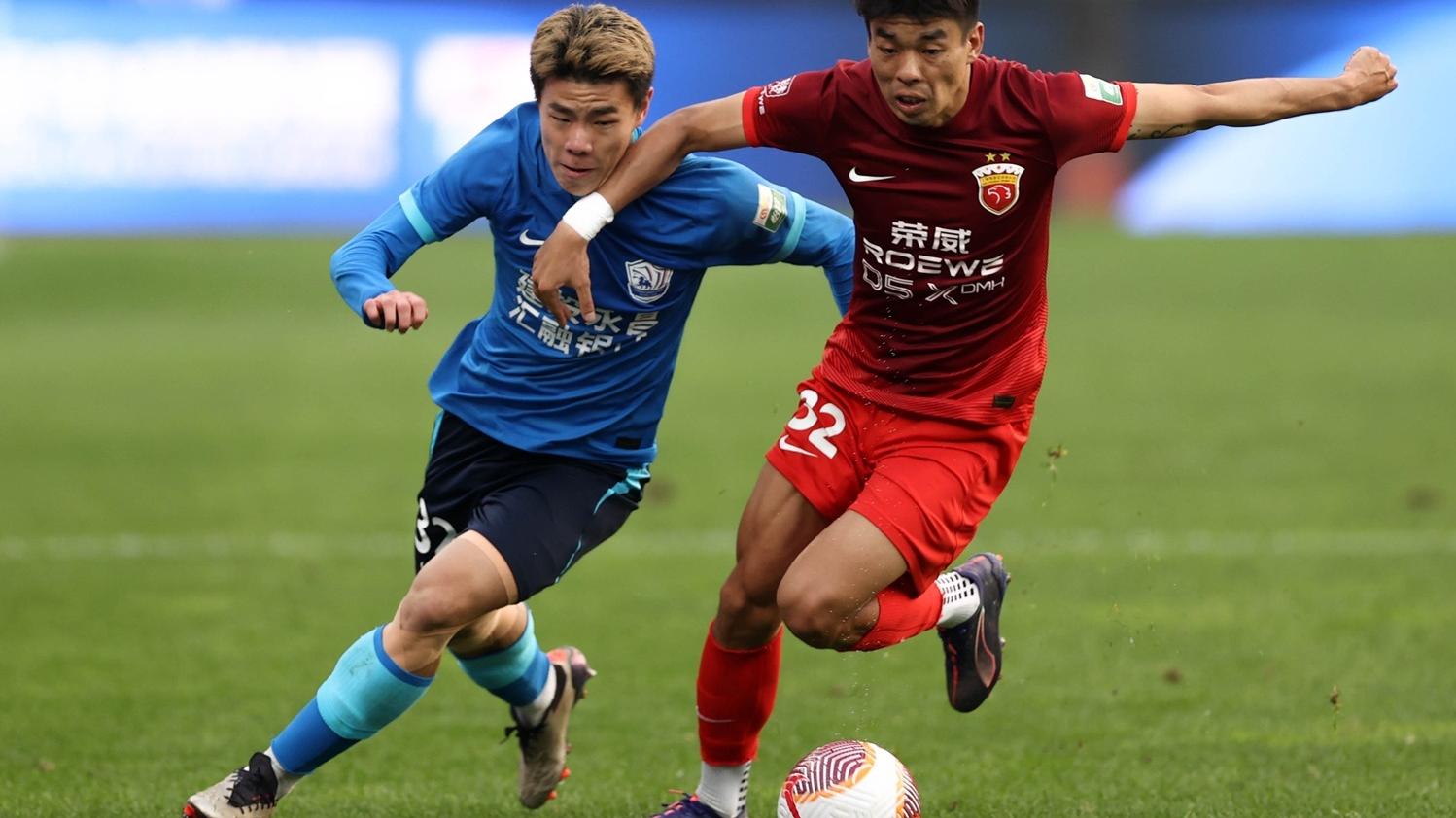 港將孫銘謙代表中超的滄州雄獅出戰中超。(新華社)