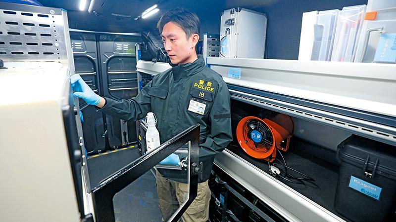 童俊凌在鑑證科發揮自己的專業知識。(《警聲》)