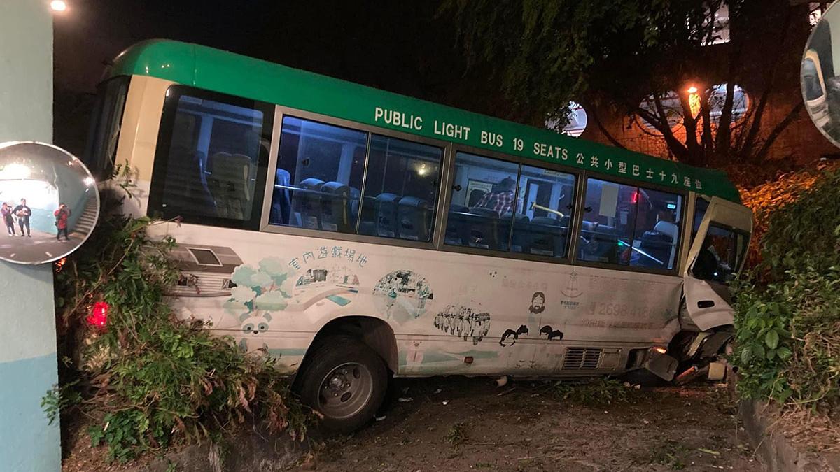 有專綫小巴在沙田失控衝落行人隧道。(網上圖片)