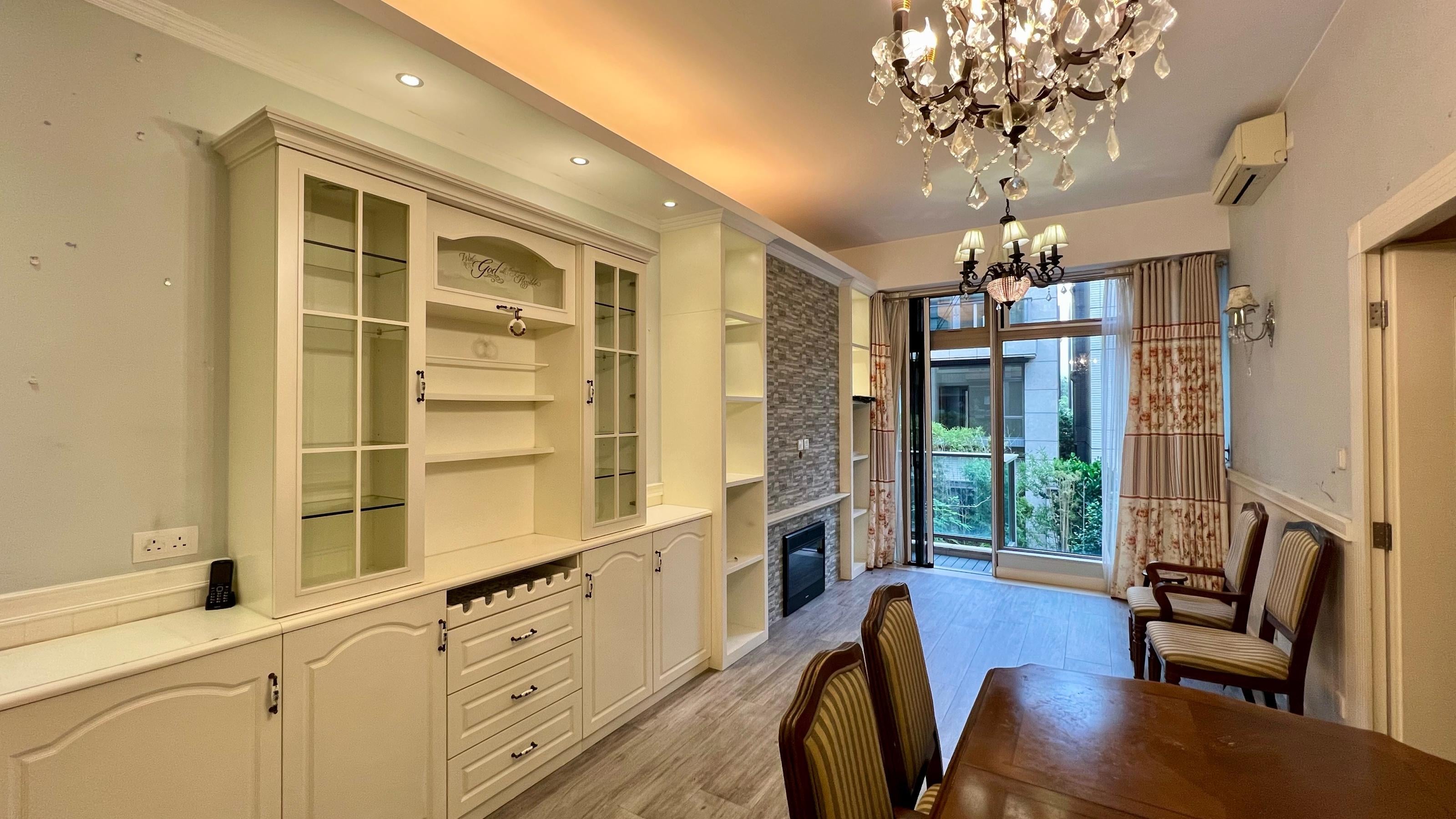 長方形大廳附有歐陸風白色組合櫃，配以水晶燈點綴，新淨又實用。