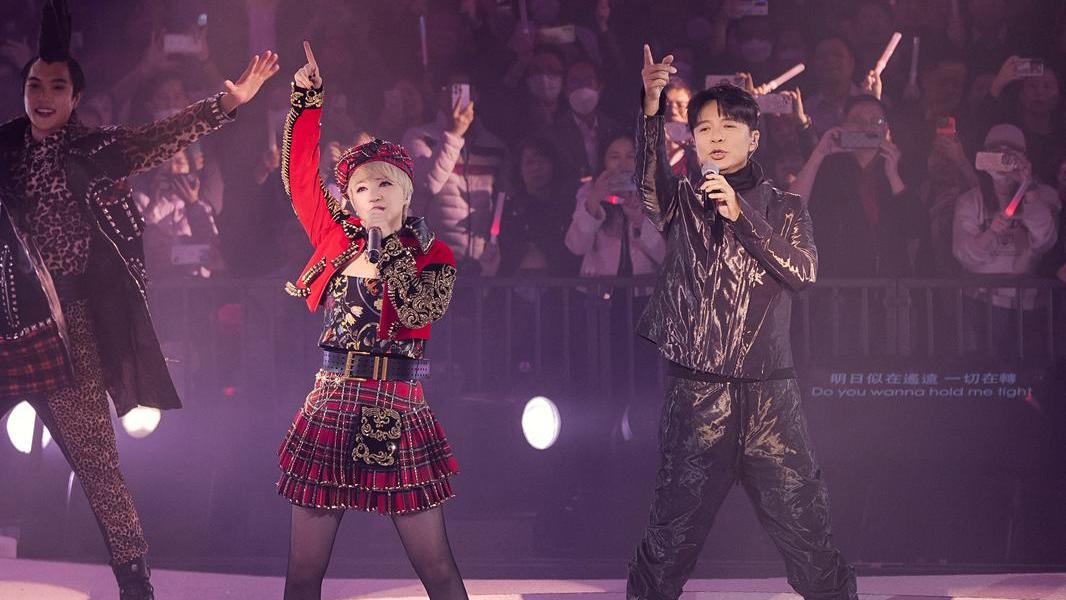 陳慧嫻演唱會｜慧嫻high到跳甩打底褲 李克勤稱有家室唔敢出手救