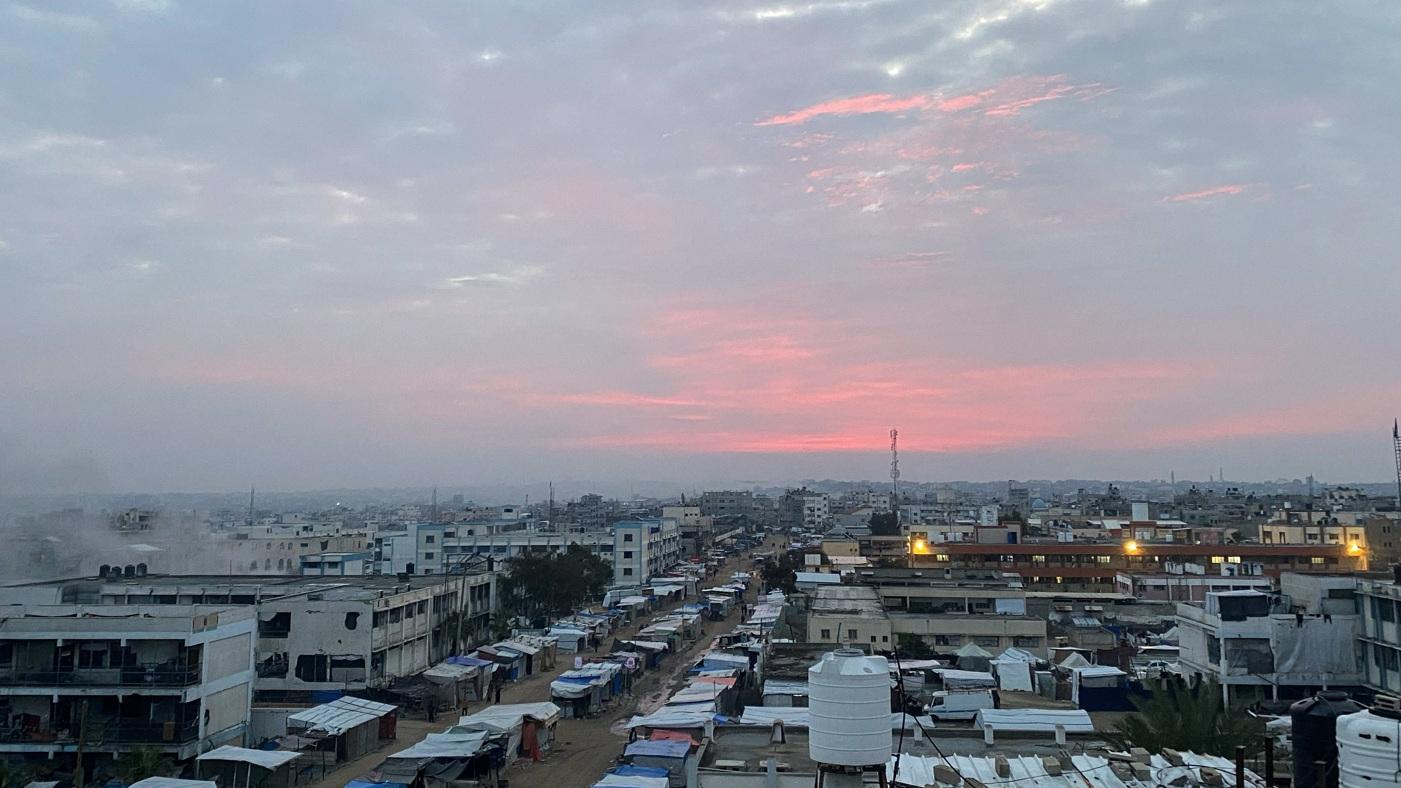 以色列與哈馬斯周三宣布達成停火協議，圖為加沙南部城市汗尤尼斯周四的晨曦。(路透社)