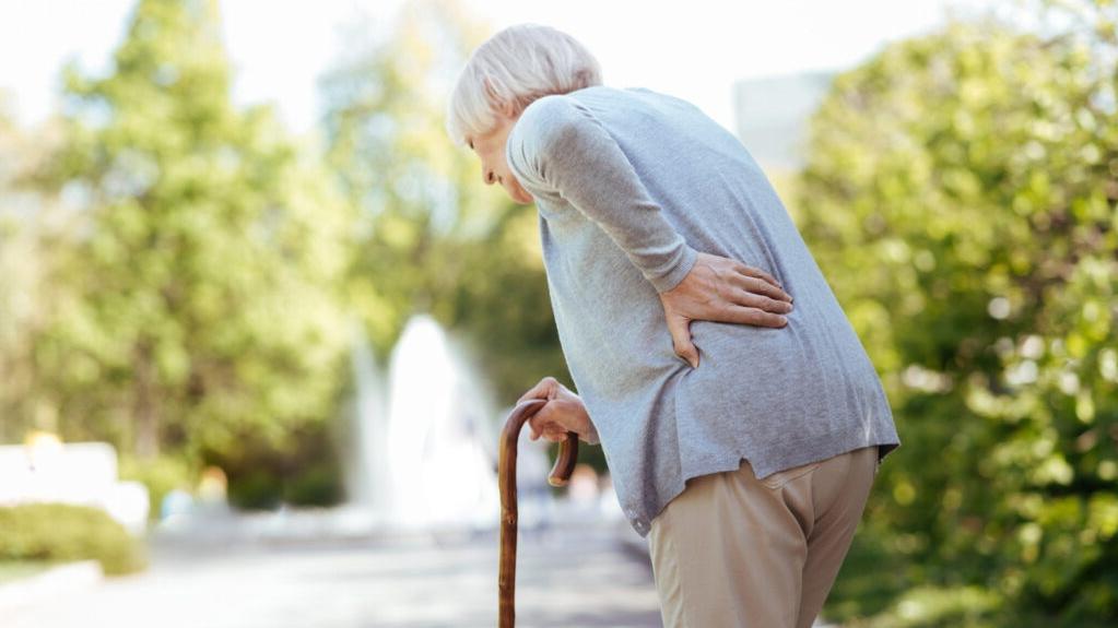 相較傳統手術可能造成的神經黏連問題，微創手術具有創傷小、出血少、康復快等優勢，目前李婆婆已可使用輔助器散步，重拾生活質素。