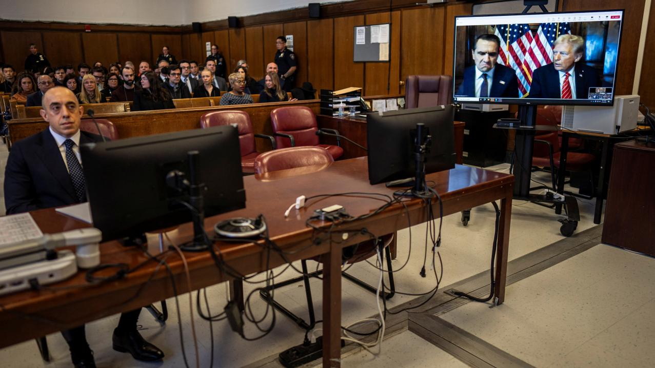 特朗普透過視像出庭。（路透社）
