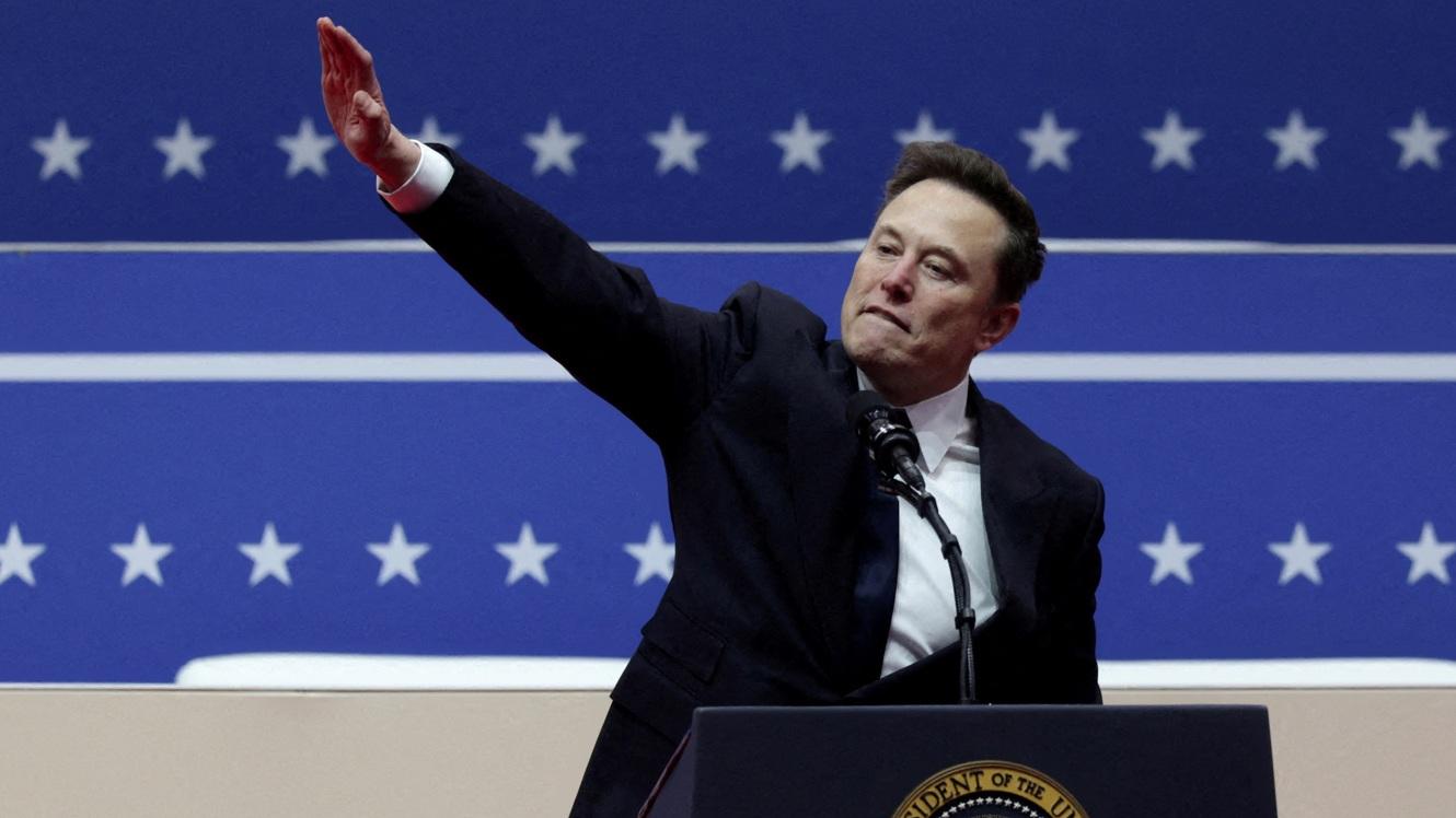 馬斯克在台上發言時做出致敬手勢，被指像納粹敬禮。(路透社)
