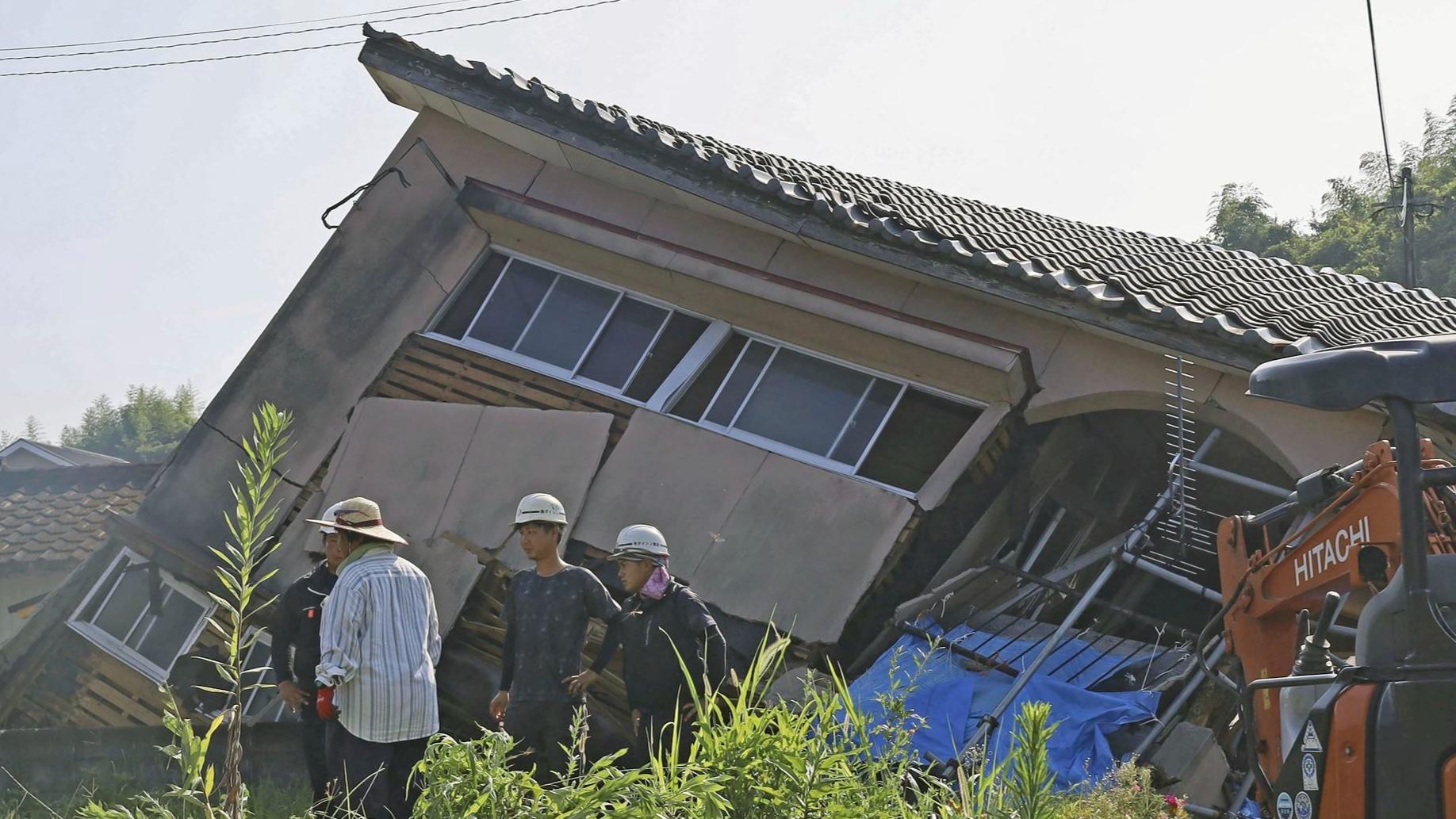宮崎縣日向灘去年8發生7.1級強烈地震，鹿兒島大崎町有房屋受波及倒塌。(資料圖片)