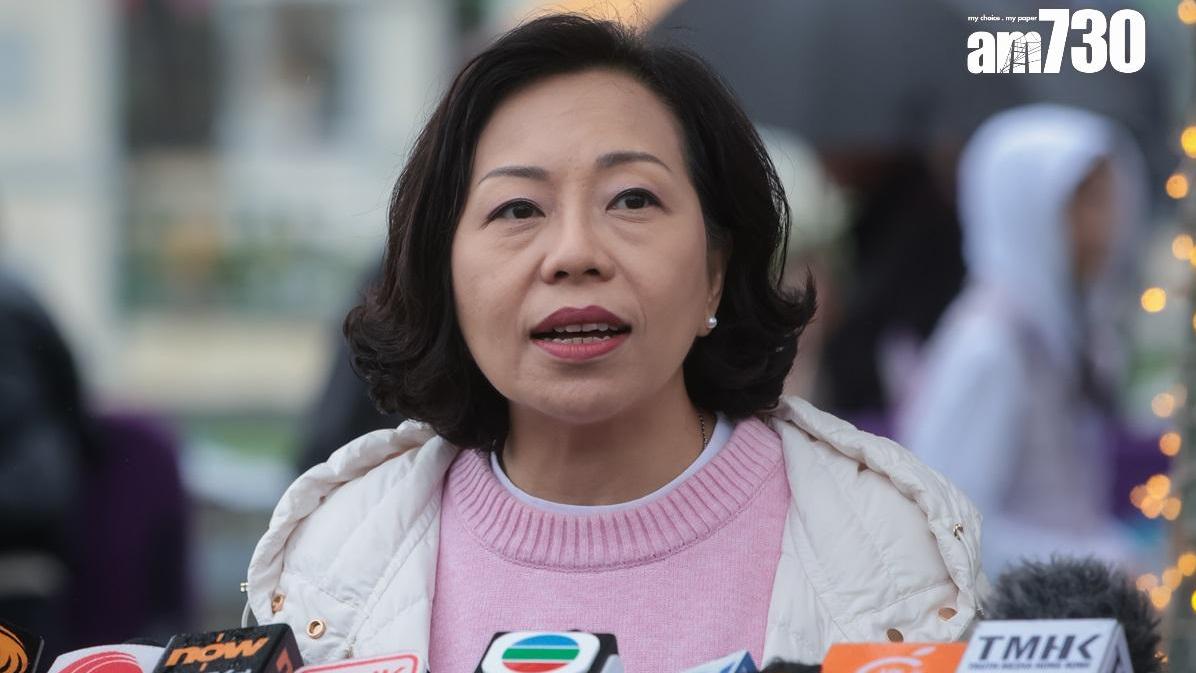 關愛隊活動參加者穿義工背心拍照疑充撐場面，麥美娟指街坊很熱心，就如幫忙舉牌引導參加者上旅遊巴