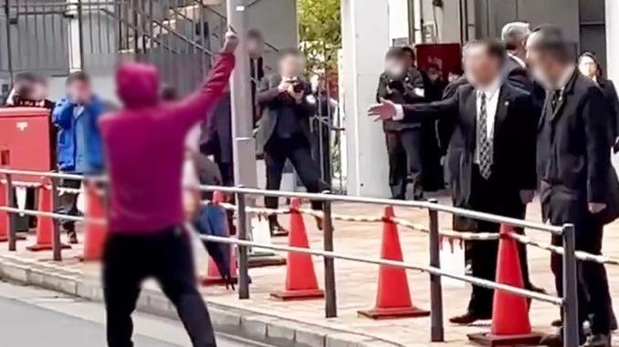 據報是豐洲市場內職員的男子，在布林肯面前高舉中指。(網上圖片)