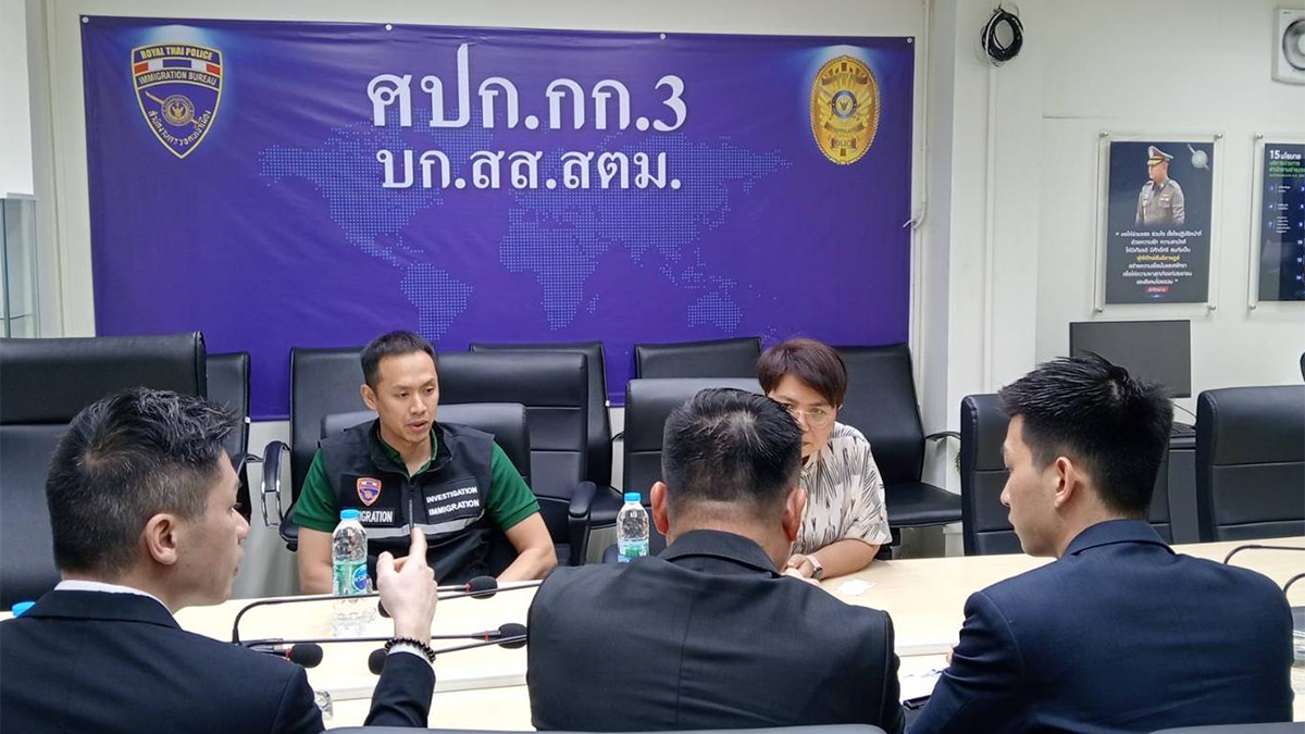 保安局專責小組成員與泰國的移民拘留中心主管會面。(政府新聞處)