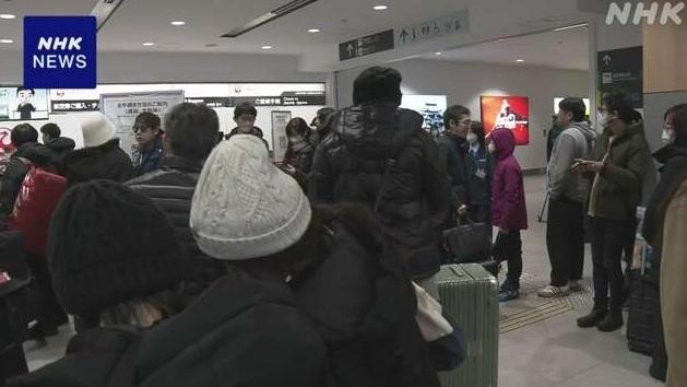 旅客因航班取消或延誤而滯留青森機場。(互聯網)