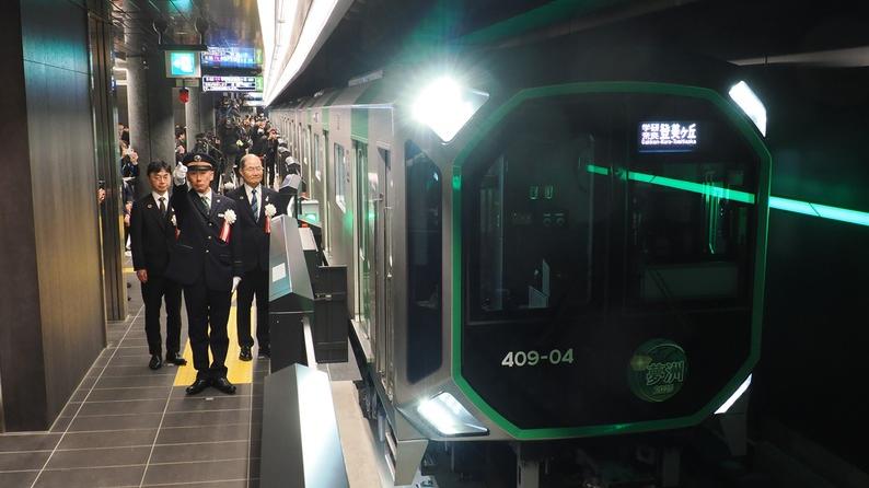 大阪地鐵夢洲站周日通車啟用，在站長發出指令下，頭班車清晨5時許開出。(互聯網)