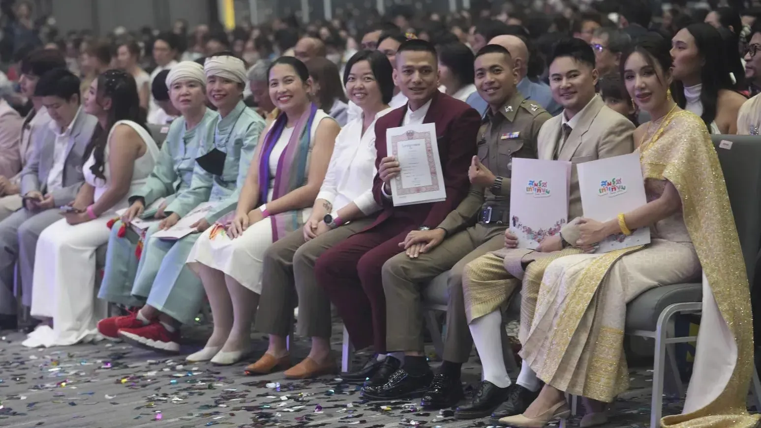 曼谷今天舉行大型的登記和慶祝活動，LGBTQ+伴侶們展示結婚證書。（圖／美聯社）