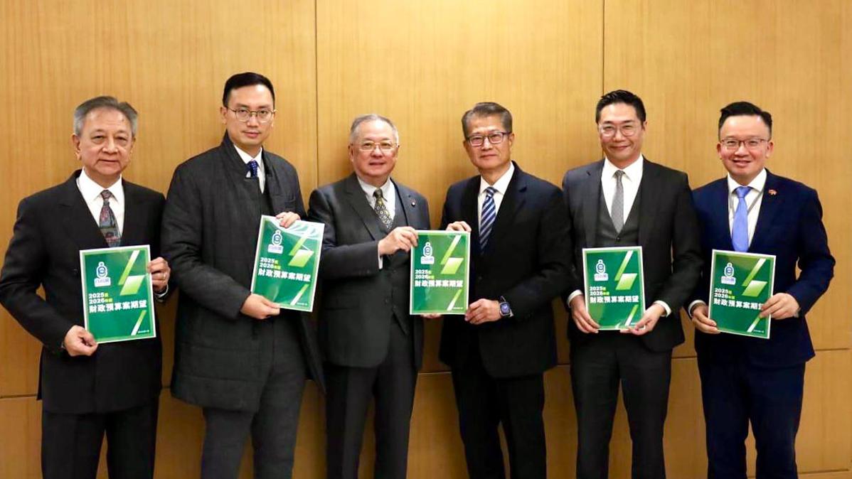 自由黨成員向陳茂波(右三)提交《財政預算案》意見。(自由黨提供)