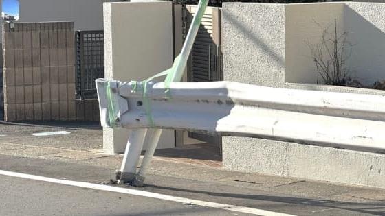 日本川口市有司機撞欄後遺下車輛及傷者不顧而去。(新聞截圖)