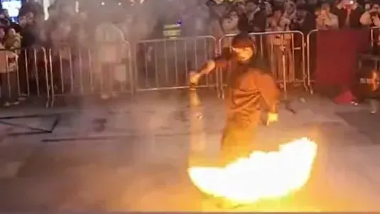 表演者甩動手中的「火壺」，豈料下一秒就飛向人群。（圖/翻攝新浪微博）