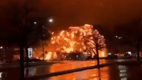 美國費城小型飛機墜毀，最少造成6人死亡(X截圖)