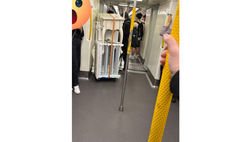 有乘客把數幾大型傢俬帶進港鐵車廂。(FB「屯門友」群組)