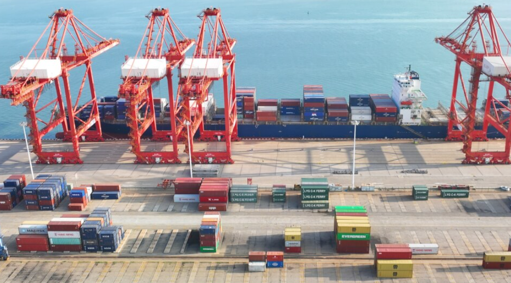  美國延後加拿大及墨西哥加徵關稅措施，惟如期於當地時間2月4日（香港時間下午1時）向中國貨品加徵一成關稅，中國即提出反制措施。(中新社資料圖片)