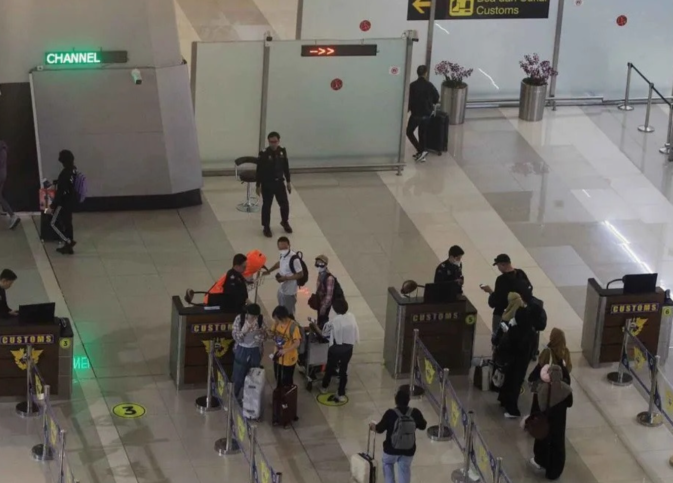 印尼移民和懲教部部長阿古斯·安德里安托（Agus Andrianto）本月3日通報稱，因涉嫌在雅加達蘇加諾-哈達國際機場（Soekarno-Hatta International Airport）針對中國遊客「敲詐勒索」，該國30名涉案移民官員遭解職。(網上圖片)