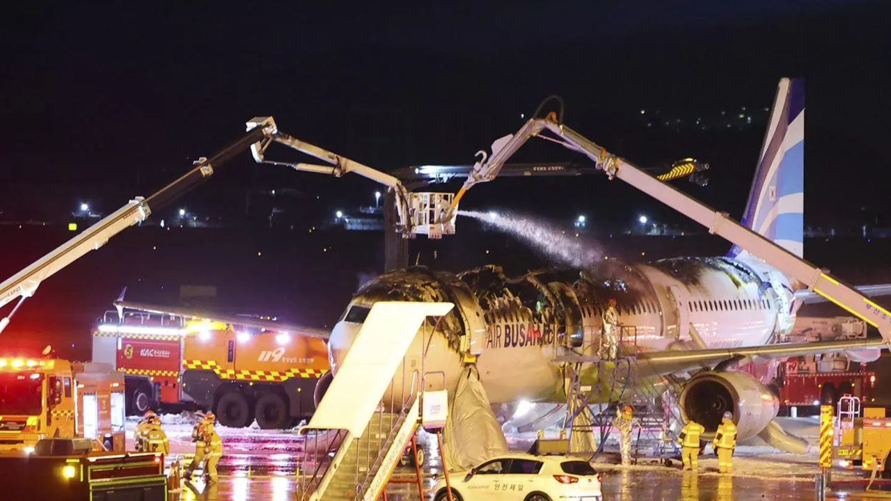  釜山航空一架飛往香港的客機在準備起飛時突然起火。（圖／美聯社）