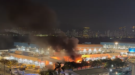 西區副食品市場發泡膠箱着火 天消防拖喉救熄