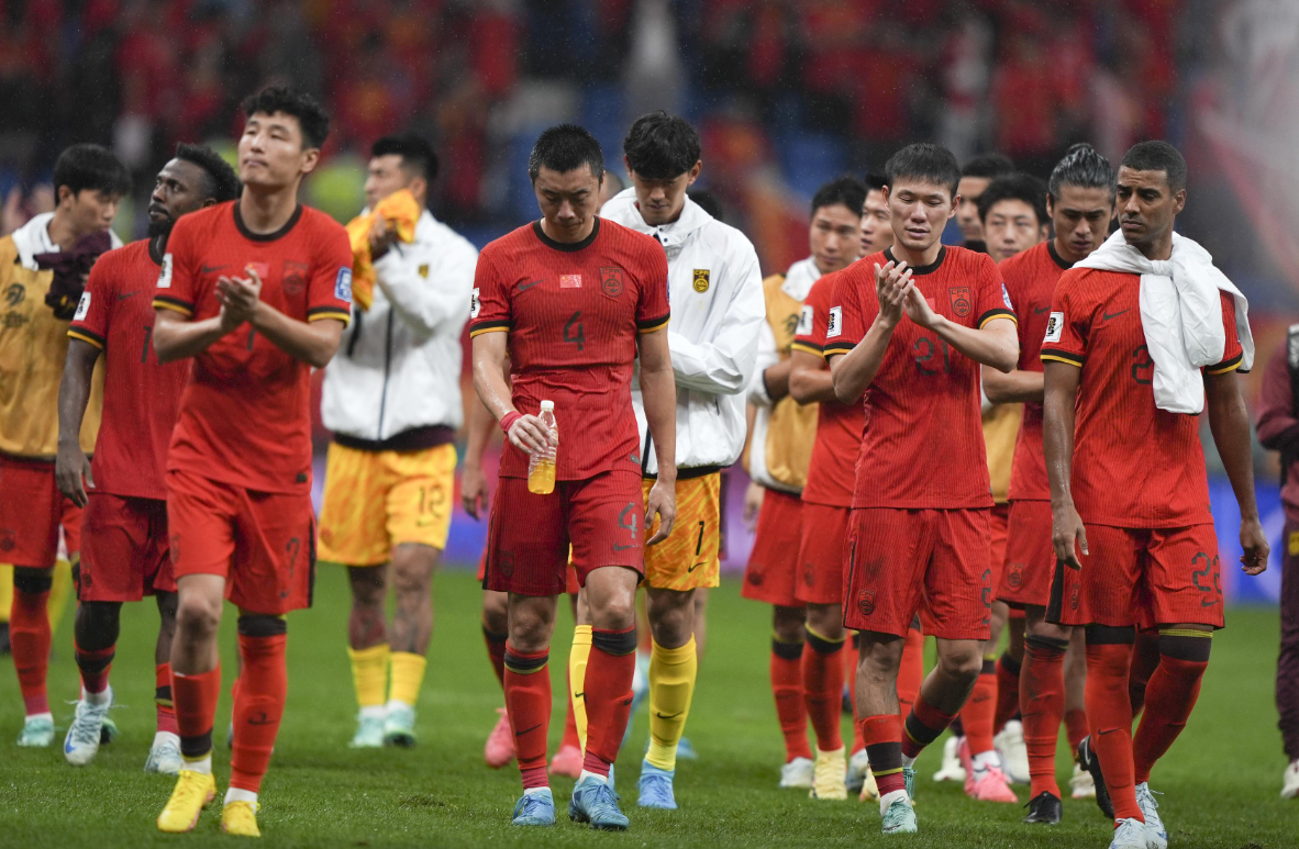 文章總結，中國國家隊目前正競逐2026年世界盃外圍賽，但缺乏旅歐球員對國足長遠發展來說是弊大於利。(資料圖片)