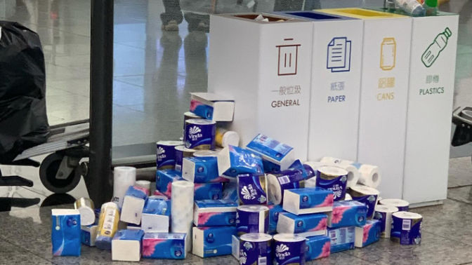 機場垃圾桶旁離奇出現全新「紙巾山」，網民料因行李超重被迫放棄(Threads圖片)