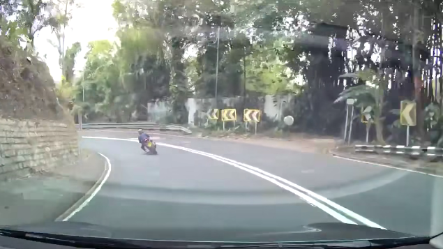 該名鐵騎士失控撞欄。(FB「車cam L(香港群組)」)