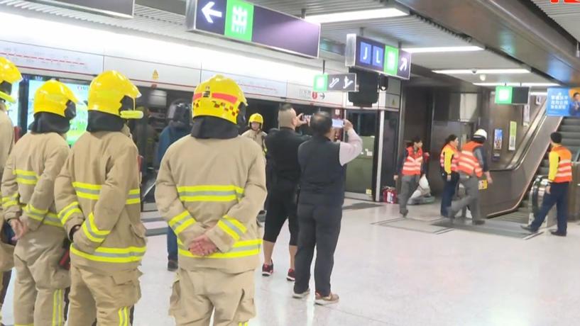 港鐵中環站行車管道疑電線起火，列車服務無受影響。(有線新聞截圖)