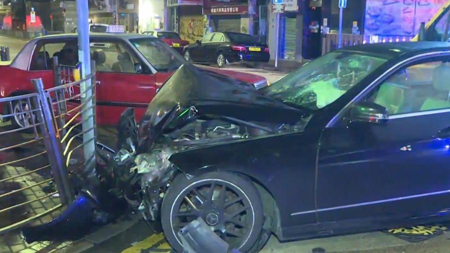 旺角的士被撞剷上行人路釀3傷，肇禍平治司機棄車逃逸。(有線新聞截圖)