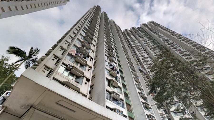 屯門良景邨男子暈倒家中，兒子發現惜太遲。(Google Map)