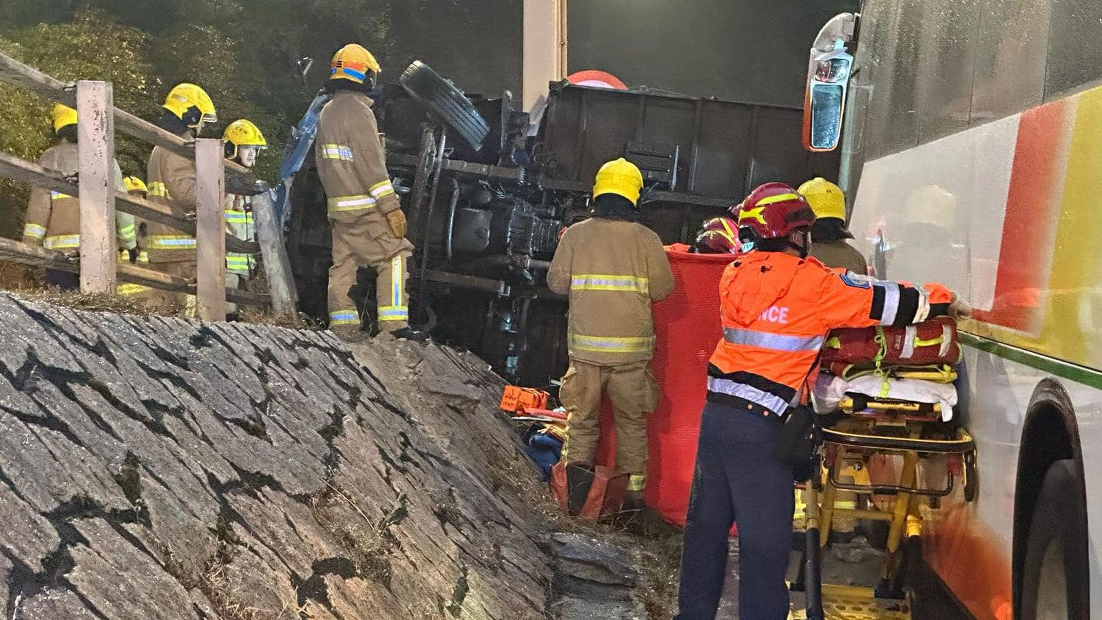 長沙灣龍翔道3車相撞，鐵騎士被貨車壓住一度昏迷。(車cam L(香港群組)@FB)