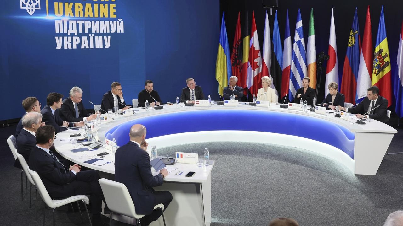 俄烏戰爭，歐盟下月向烏提供35億歐元新援助，料烏克蘭2030可加入。(AP)