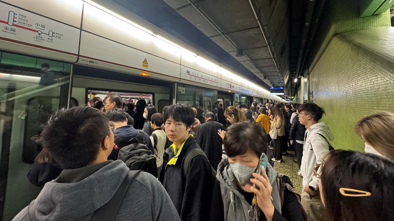 港鐵金鐘站信號設備故障，荃灣綫列車需10至15分鐘額外行車時間。