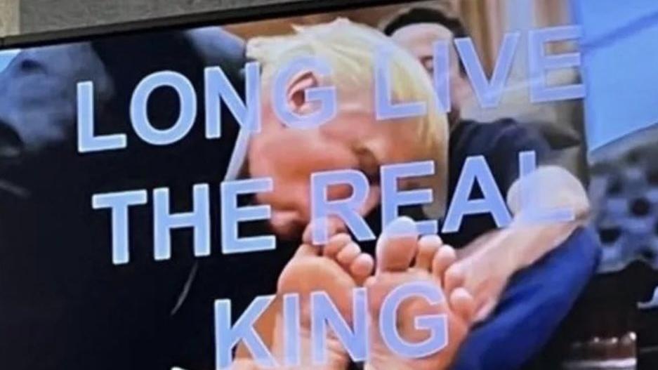 美政府機關大電視播「特朗普吮馬斯克腳」惡搞片。(X)