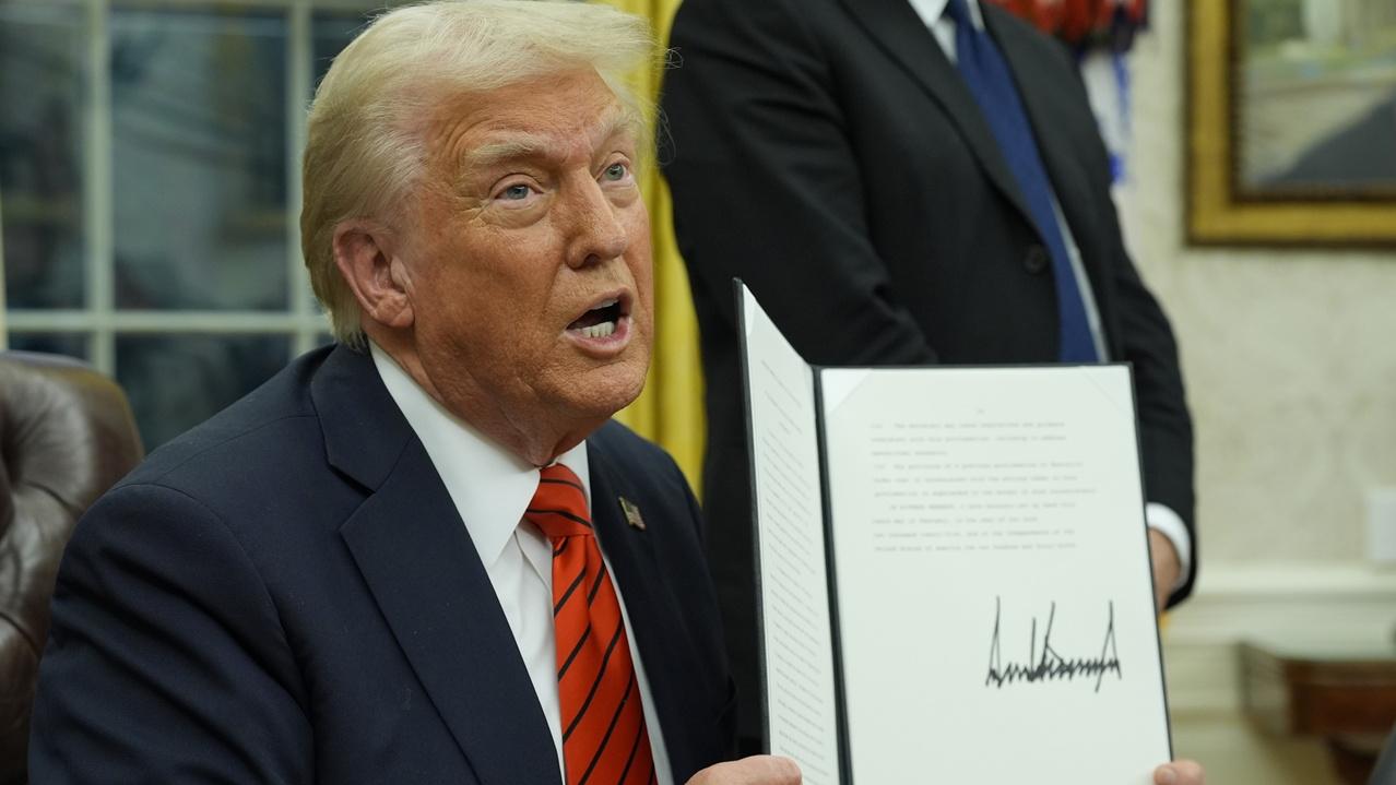 特朗普簽署行政命令，對進口鋼鋁加徵25%關稅。(AP)