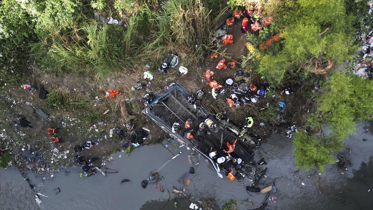 危地馬拉巴士墮橋至少51人死亡，全國哀悼3日。(AP)