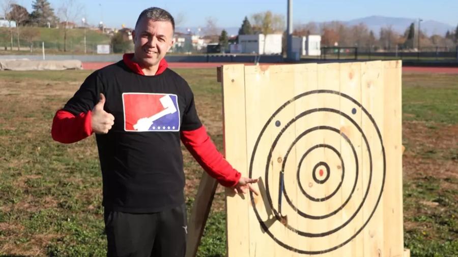 男子擲斧頭命中56米外目標，打破健力士世界紀錄。(X)