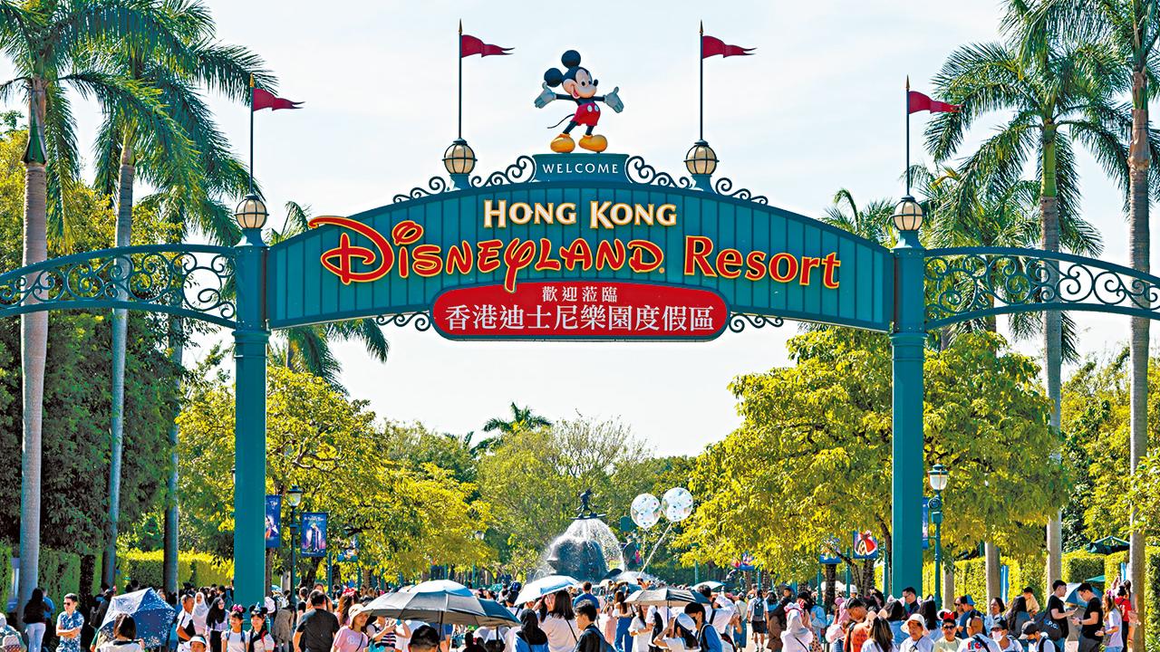 魔雪奇緣勁吸客 慶20周年活動陸續上演 香港迪士尼止9年蝕 虧轉盈賺8.38億  770萬入場同創新高