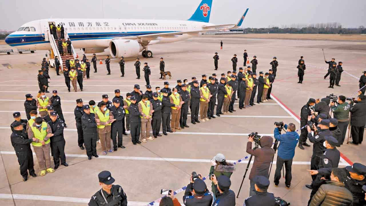 中緬泰聯手打擊電騙 首批200名中國籍人員押解回國