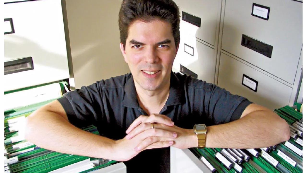 Webb引爆「謎網風暴」轟動 最少持28隻港股 年收息1.2億