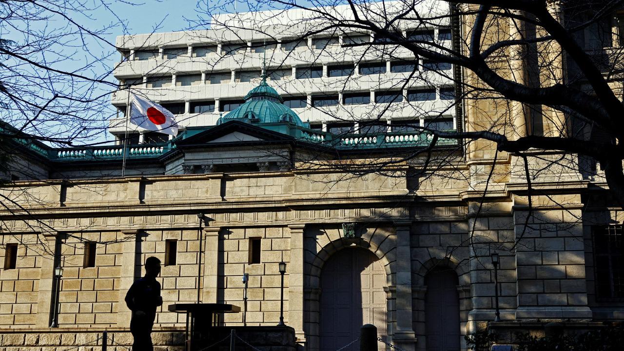 日本央行小心翼翼