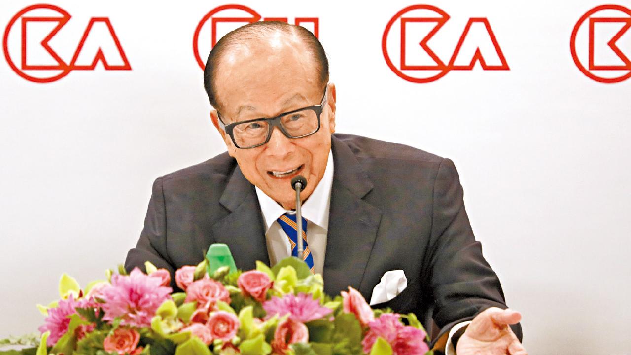 李嘉誠373億身家蟬聯香港首富 福布斯：香港富豪總財富升近2%